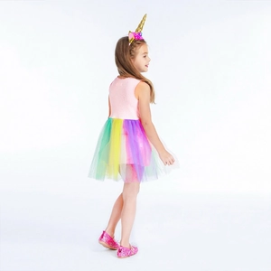 Détail d'une robe de princesse licorne avec jupe en tulle arc-en-ciel et serre-tête doré