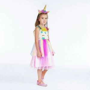 Détail de la robe de princesse licorne avec jupe en tulle colorée et fleurs