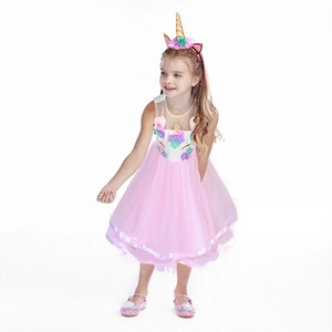 Détail de la robe licorne rose pour fille avec broderie pailletée et serre-tête fleuri