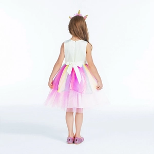 Détail de la robe licorne avec jupe en tulle arc-en-ciel multicouche et grand nœud au dos