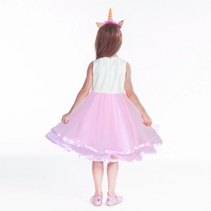 Détail du dos de la robe licorne pour filles avec tulle rose multicouche et bordure satin