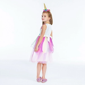 Détail de la robe licorne pour fille avec jupe en tulle arc-en-ciel et serre-tête doré