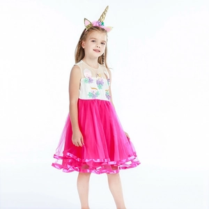 Détail de robe licorne pour fille avec broderie florale 3D et paillettes sur mesh blanc