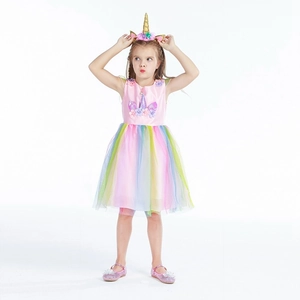 Detailaufnahme von Mädchen Einhornkleid mit Regenbogentüllrock und Blumenstirnband