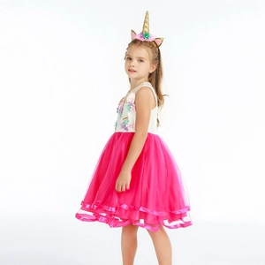 Détail de la robe licorne pour fille avec fleurs 3D et jupon en tulle rose multicouche