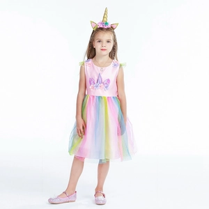 Detail von Einhorn-Oberteil mit floralen Akzenten und Regenbogen-Tüllrock Set für Mädchen