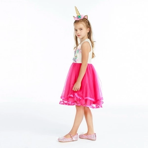 Détail de la robe licorne enfant avec corsage fleuri et jupe en tulle rose