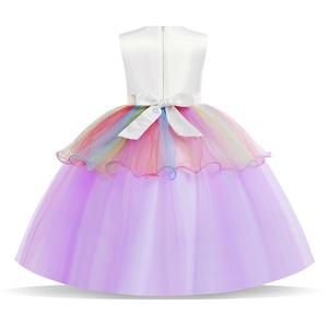 Abito da principessa unicorno per bambine con top in raso bianco e gonna in tulle arcobaleno