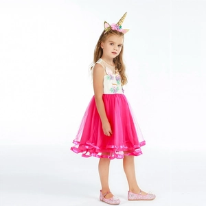Détail de la robe licorne pour fille avec tutu en tulle rose et gilet floral élégant