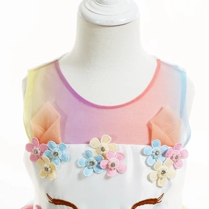 Abito da unicorno per bambina con scollo in mesh colorato e fiori 3D con perline