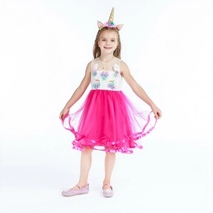 Détail de la robe licorne en tulle et de son serre-tête avec corne dorée pour petites filles