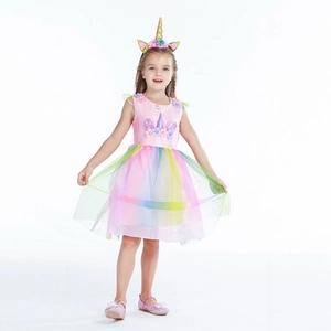 Detailansicht eines Einhorn-Prinzessinnenkleides mit Blumenmieder und Regenbogen-Tüllrock