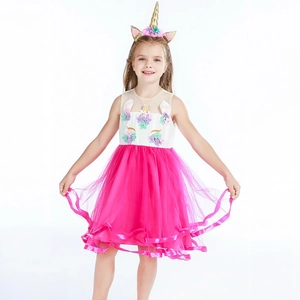 Détail de la robe licorne pour fille avec broderie florale et jupon en tulle rose