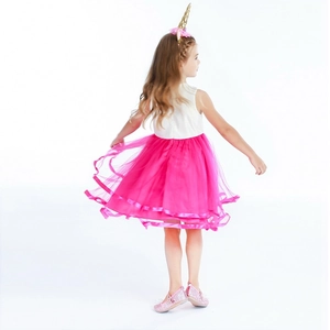 Vue arrière d'une robe licorne fille avec jupe en tulle rose vif et bandeau doré assorti