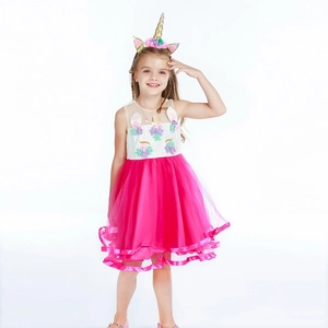 Détail de la robe licorne pour fille avec jupe en tulle rose et serre-tête assorti