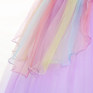 Dettaglio del tessuto in tulle sfumato arcobaleno a strati sull'abito da festa unicorno