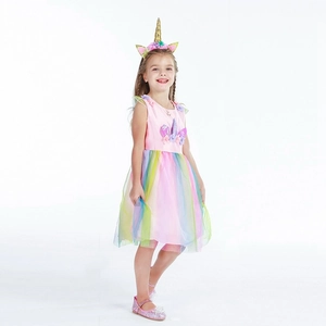 Detail von Einhorn Prinzessinnenkleid mit Paillettenoberteil und Regenbogen-Tüllrock