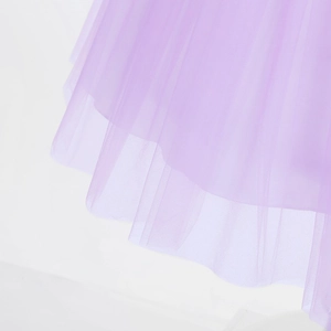 Dettaglio gonna in tulle viola multistrato con struttura a nido d'ape traspirante
