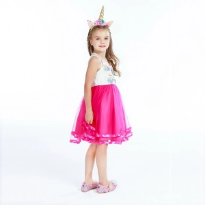 Détail d'une robe de princesse licorne pour filles avec broderie florale et jupe en tulle