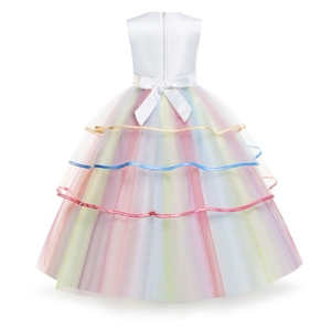 Détail d'une jupe en tulle arc-en-ciel multicouche avec nœud en satin blanc sur robe de princesse