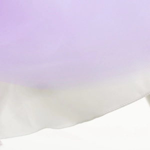 Dettaglio della maglia in tulle viola e fodera bianca dell'abito da principessa