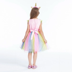 Rückansicht des Einhorn-Kleides mit regenbogenfarbenem Netzrock und rosa Schleife
