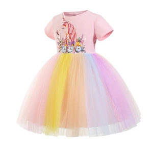 Detailansicht Mädchen Einhorn Kleid mit gestickten Blumen und buntem Regenbogen Netzrock