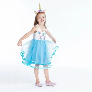 Détail de robe licorne en tulle avec broderie florale 3D et serre-tête assorti inclus