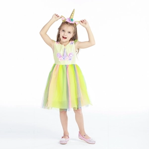 Detailansicht eines Einhorn-Partykleids für Kinder mit buntem Tüll und Paillettenstickerei