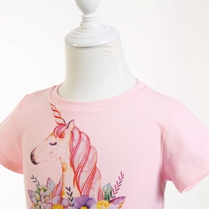 Detailansicht eines rosa Einhorn-T-Shirts auf einer Schaufensterpuppe mit Blumenmustern
