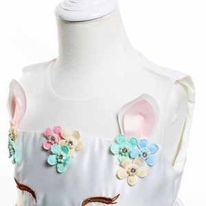Détail de la robe licorne blanche avec fleurs 3D faites main et perles brodées