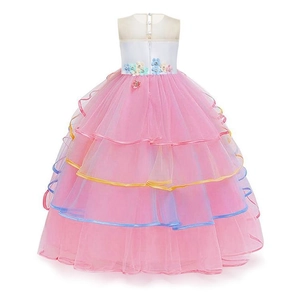 Vue arrière d'une robe de princesse licorne rose avec des couches de tulle doux