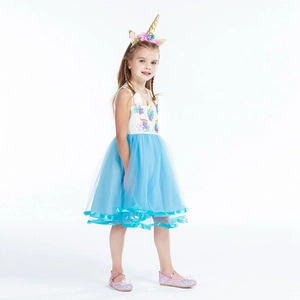 Détail de la robe de princesse licorne avec broderie florale et jupon en tulle bleu
