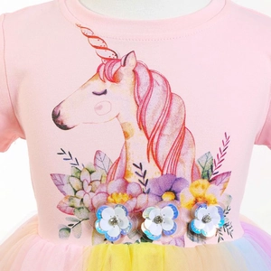 Rosa Einhornkleid für Mädchen mit Regenbogen-Tüllrock und Pailletten-Blumendekor