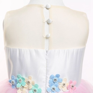 Détail du dos de la robe licorne pour fille avec fermeture éclair et fleurs 3D