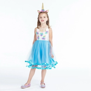 Détail de robe licorne avec fleurs arc-en-ciel 3D et tulle bleu multicouche pour fille