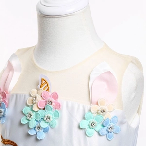 Détail de l'encolure avec broderie licorne fleurie, perles et strass sur robe enfant