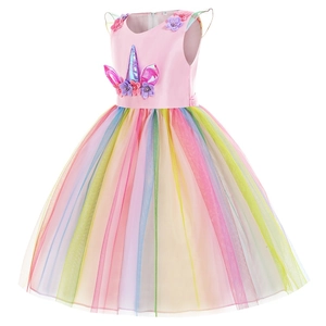 Dettaglio del corpetto del vestito da unicorno con fiori 3D e strati di tulle arcobaleno