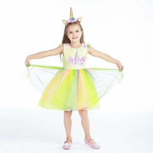 Detailansicht Einhorn-Mädchenkleid mit Regenbogen-Tüllrock und floralem Oberteil