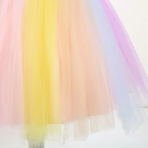 Detailansicht des mehrlagigen Regenbogen-Tülls mit Makronen-Farbverlauf am Kleid