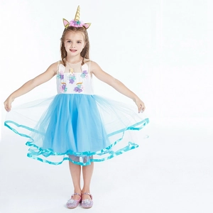Détail d'une robe licorne pour fille avec jupe en tulle, bandeau et chaussures violettes
