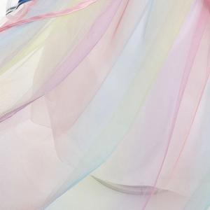 Vue détaillée des couches de tulle arc-en-ciel doux de la robe de fête licorne fille
