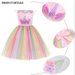 Dettaglio dell'abito da unicorno per bambina con fiori e gonna in tulle arcobaleno