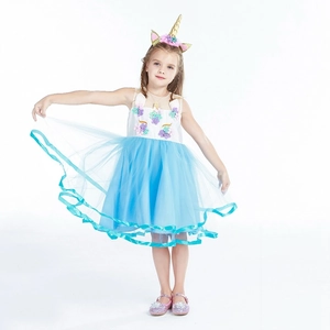 Détail de la robe licorne avec corsage floral arc-en-ciel et jupe en tulle bleu