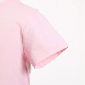 Detailaufnahme von rosa Baumwollärmel und Schulternaht des Einhorn-Prinzessinnenkleids