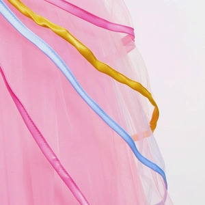 Détail de la jupe en tulle rose multicouche avec rubans en satin colorés pour robe fille