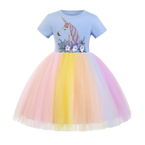 Einhorn Mädchen Sommerkleid mit hellblauem Oberteil und buntem Regenbogen Rock
