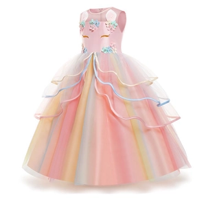 Détails de robe de princesse licorne avec fleurs 3D et jupe en tulle arc-en-ciel