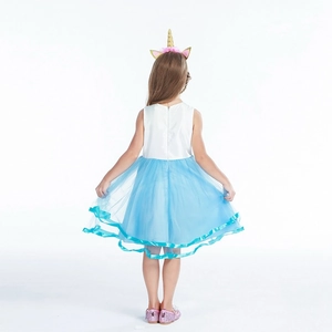 Vue détaillée du déguisement licorne pour enfants avec jupe en tulle bleu et serre-tête