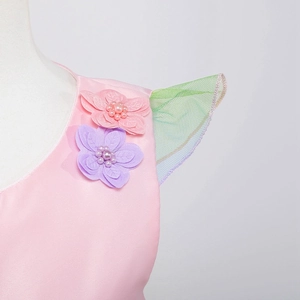 Dettaglio dell'abito da principessa rosa con fiori di seta 3D, perle e tulle a rete sfumata